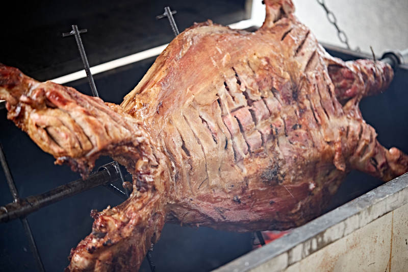 传统蒙餐烤全羊图片