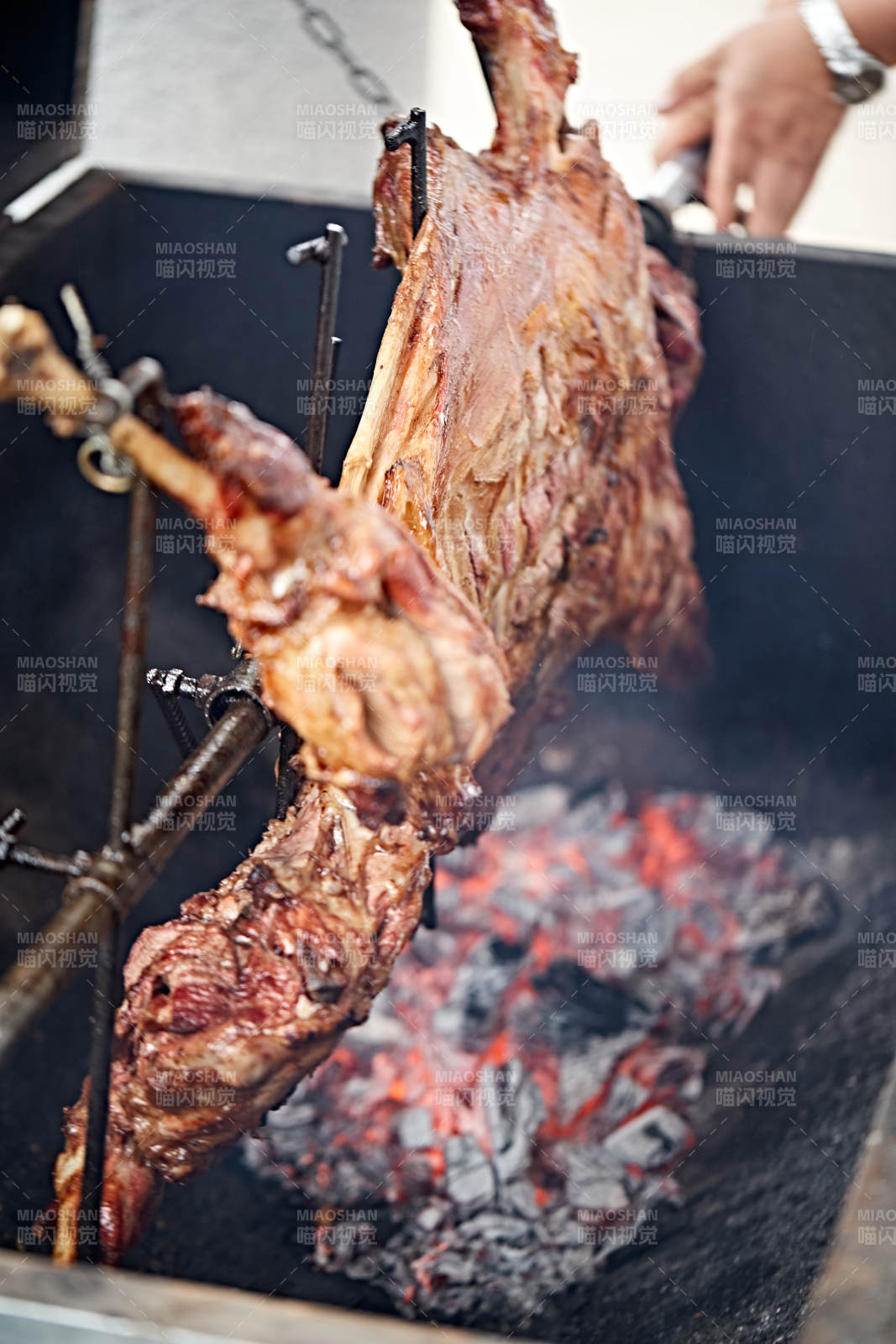 传统蒙餐烤全羊图片