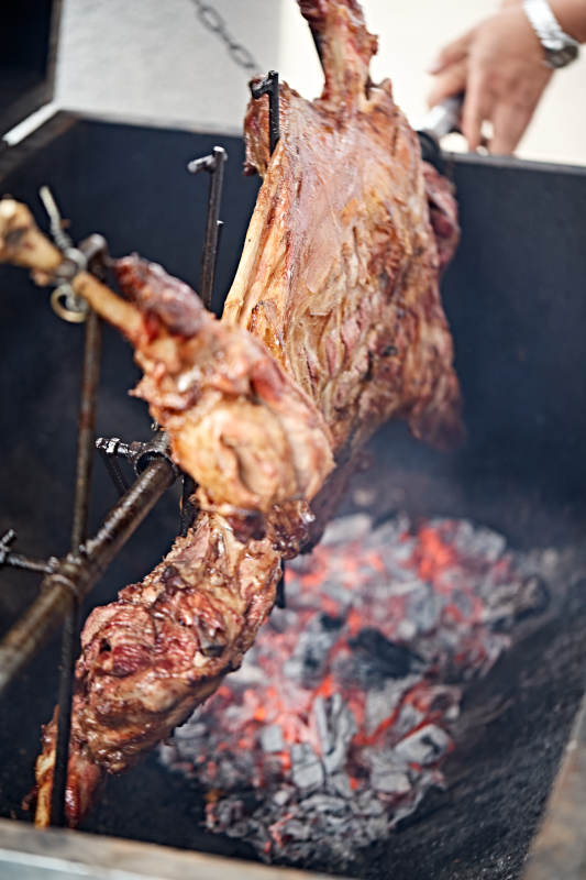 传统蒙餐烤全羊图片