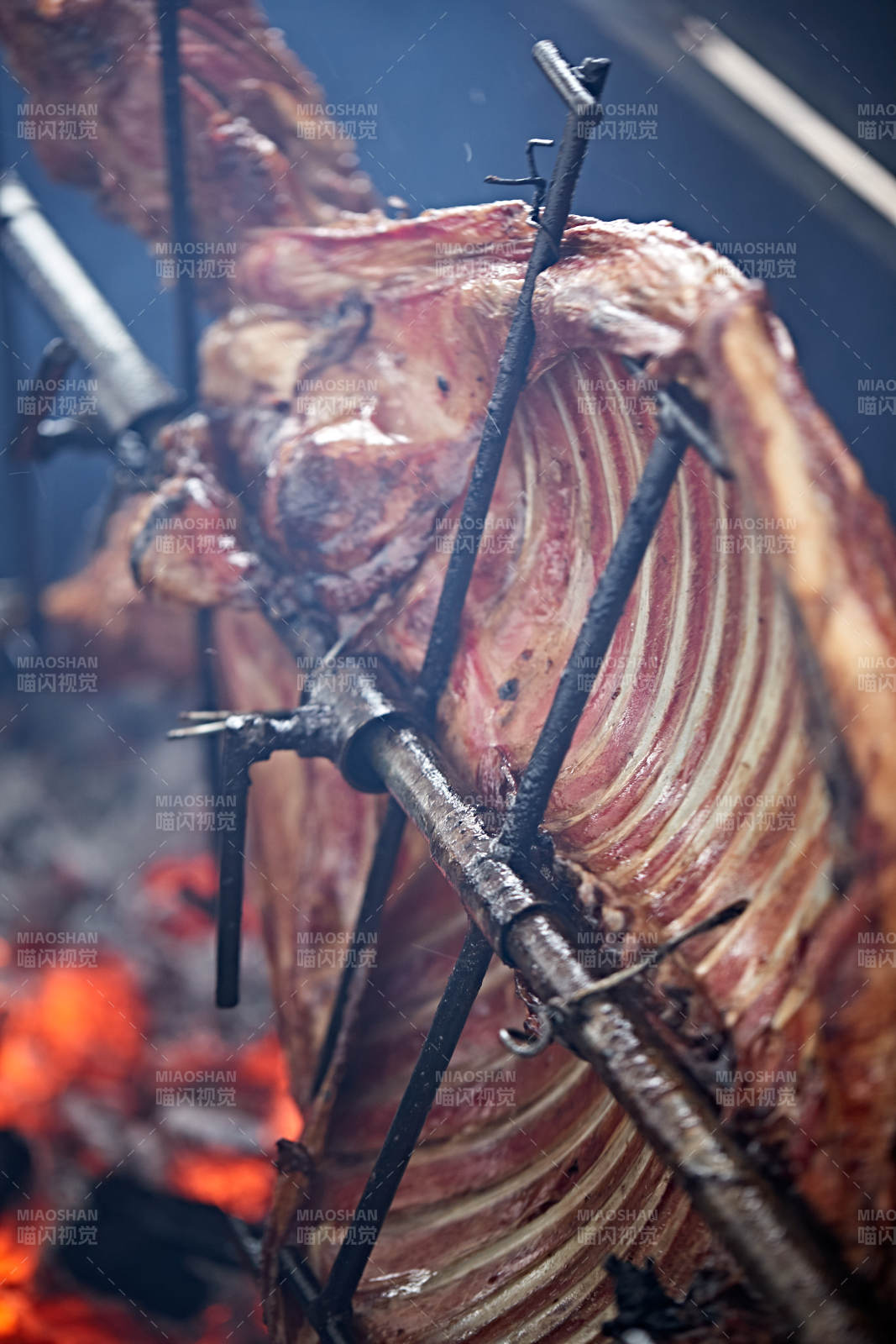 传统蒙餐烤全羊图片