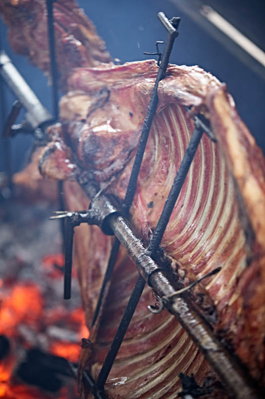 传统蒙餐烤全羊图片