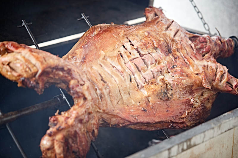 传统蒙餐烤全羊图片