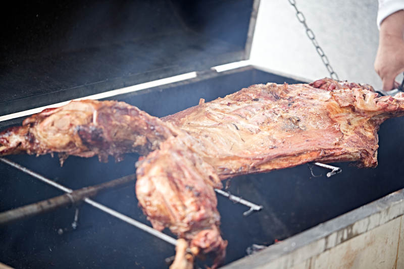 传统蒙餐烤全羊图片