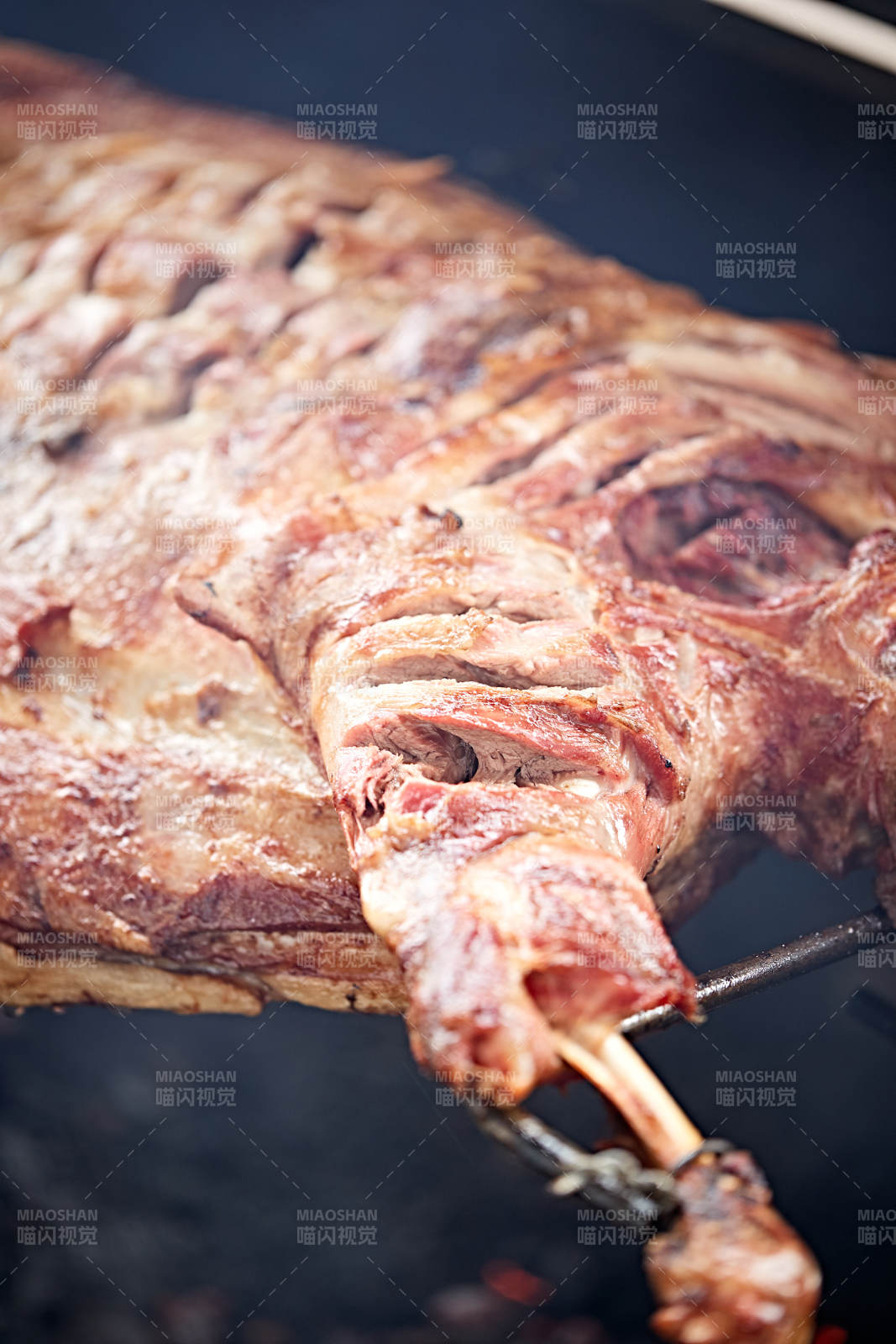 传统蒙餐烤全羊图片