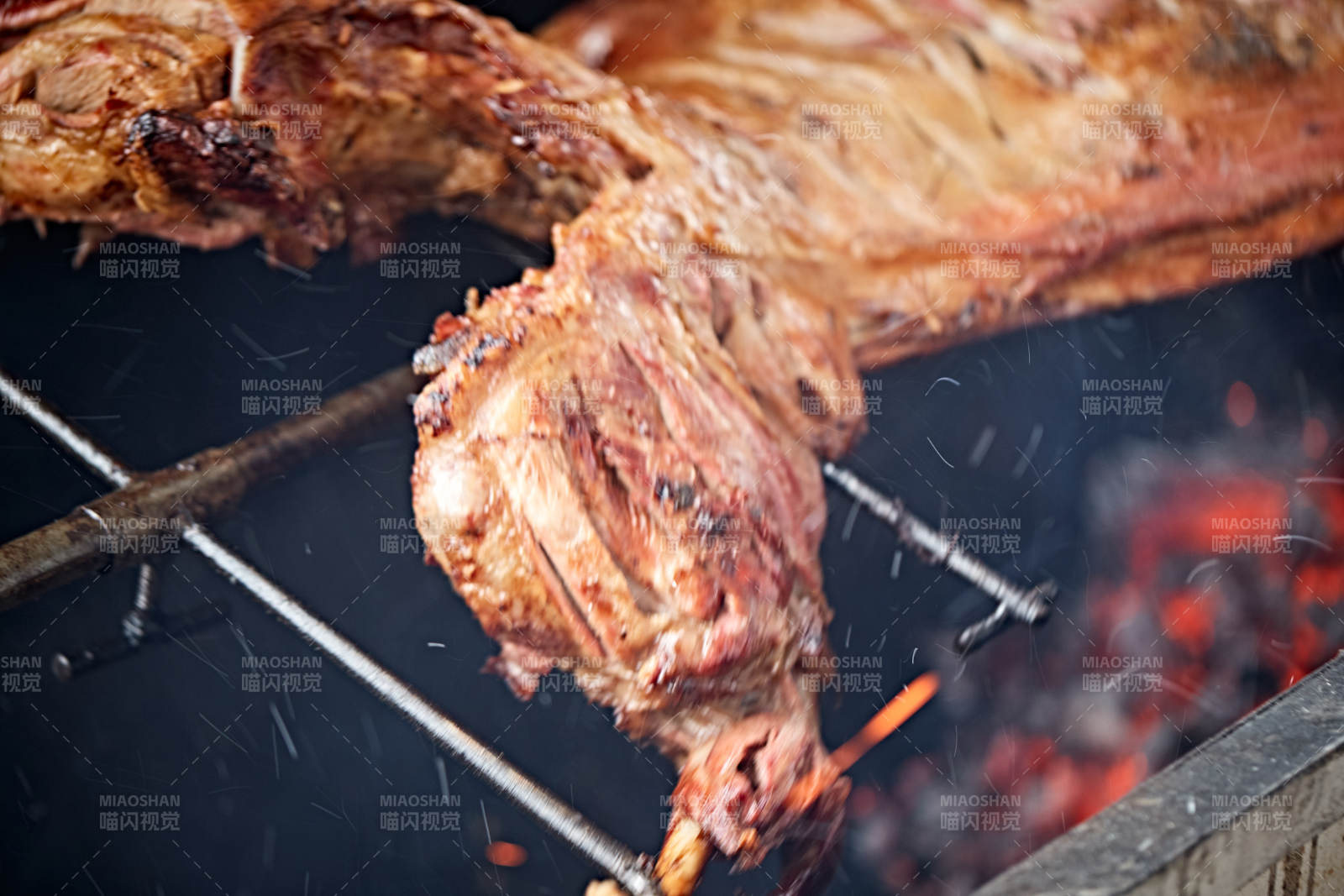 传统蒙餐烤全羊图片