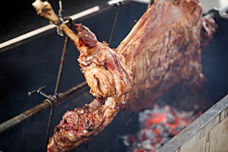 传统蒙餐烤全羊图片