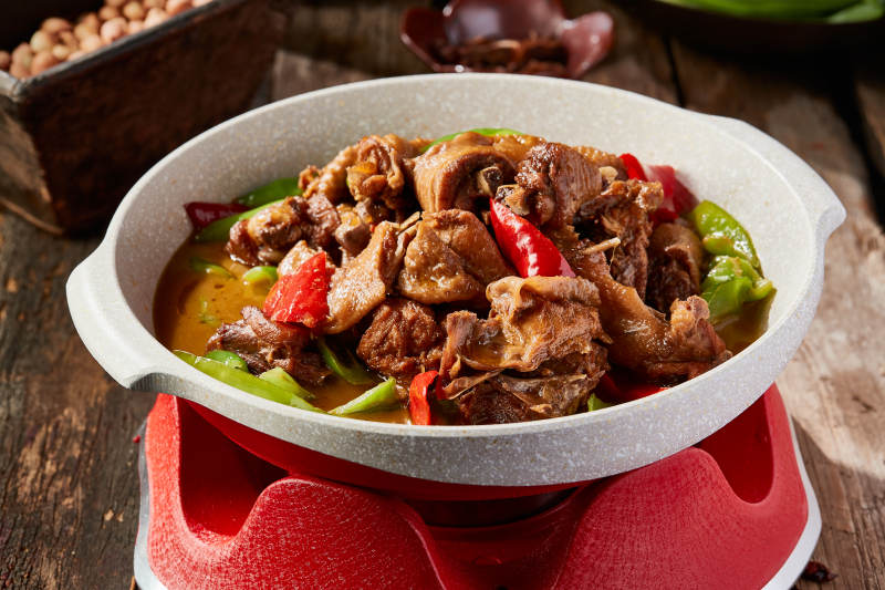 石锅双椒炖柴鸡块图片