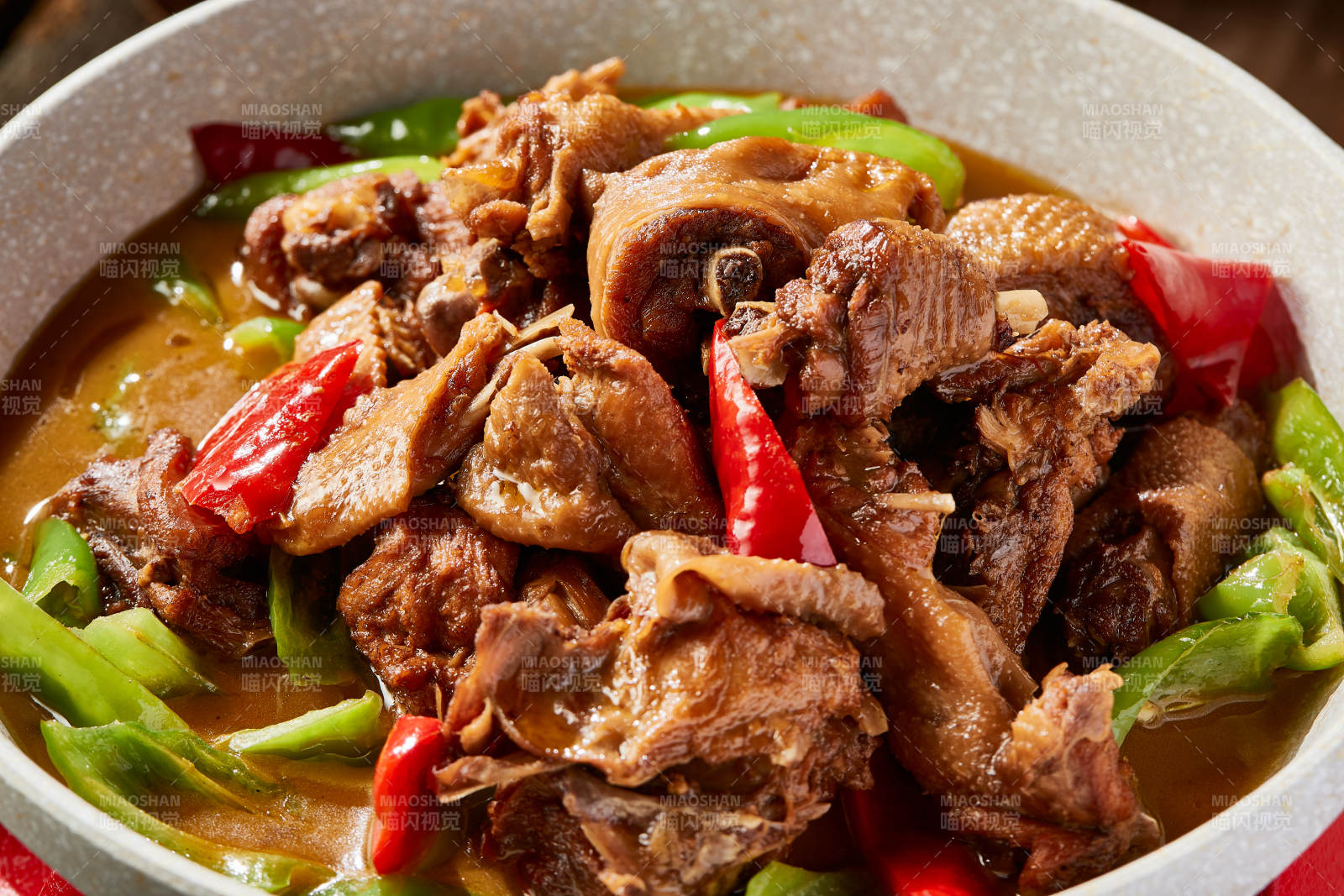 石锅双椒炖柴鸡块图片