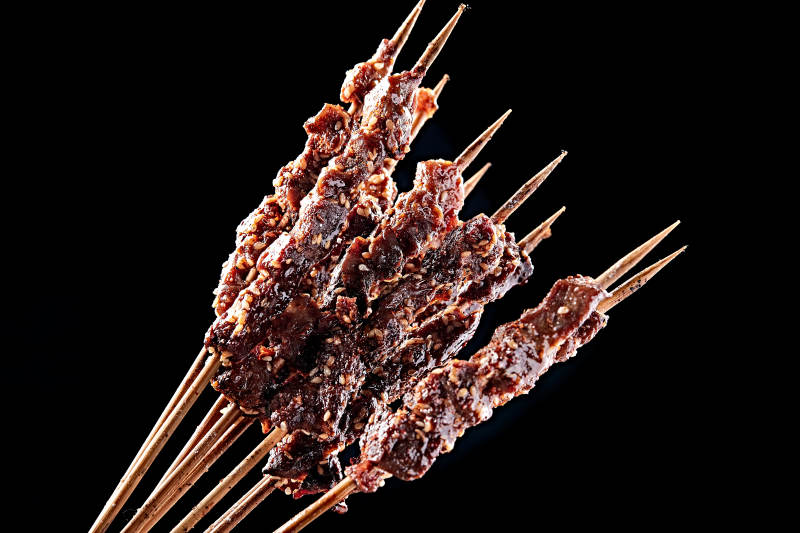 炭烤麻辣牛肉串图片