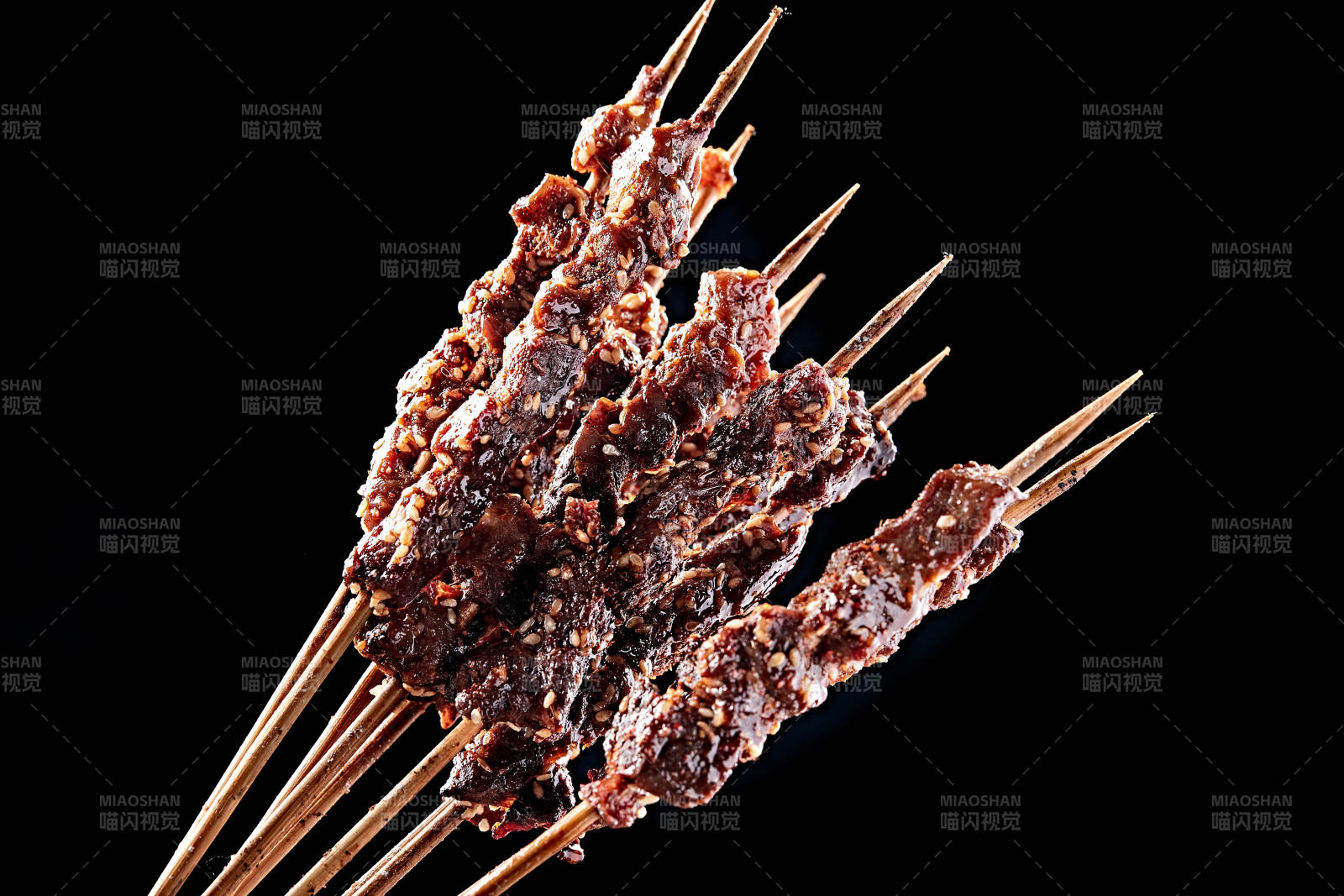 炭烤麻辣牛肉串图片