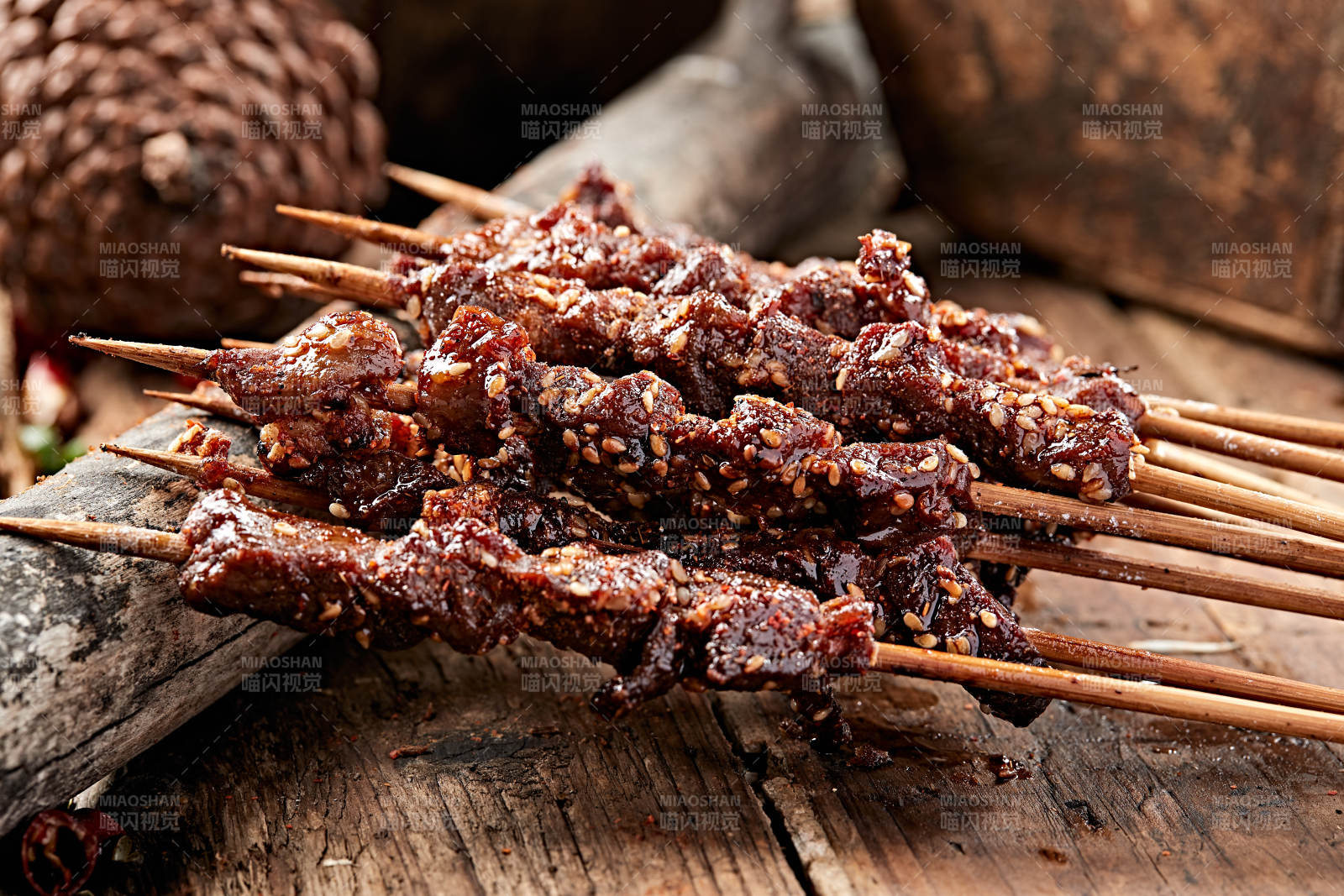 炭烤麻辣牛肉串图片