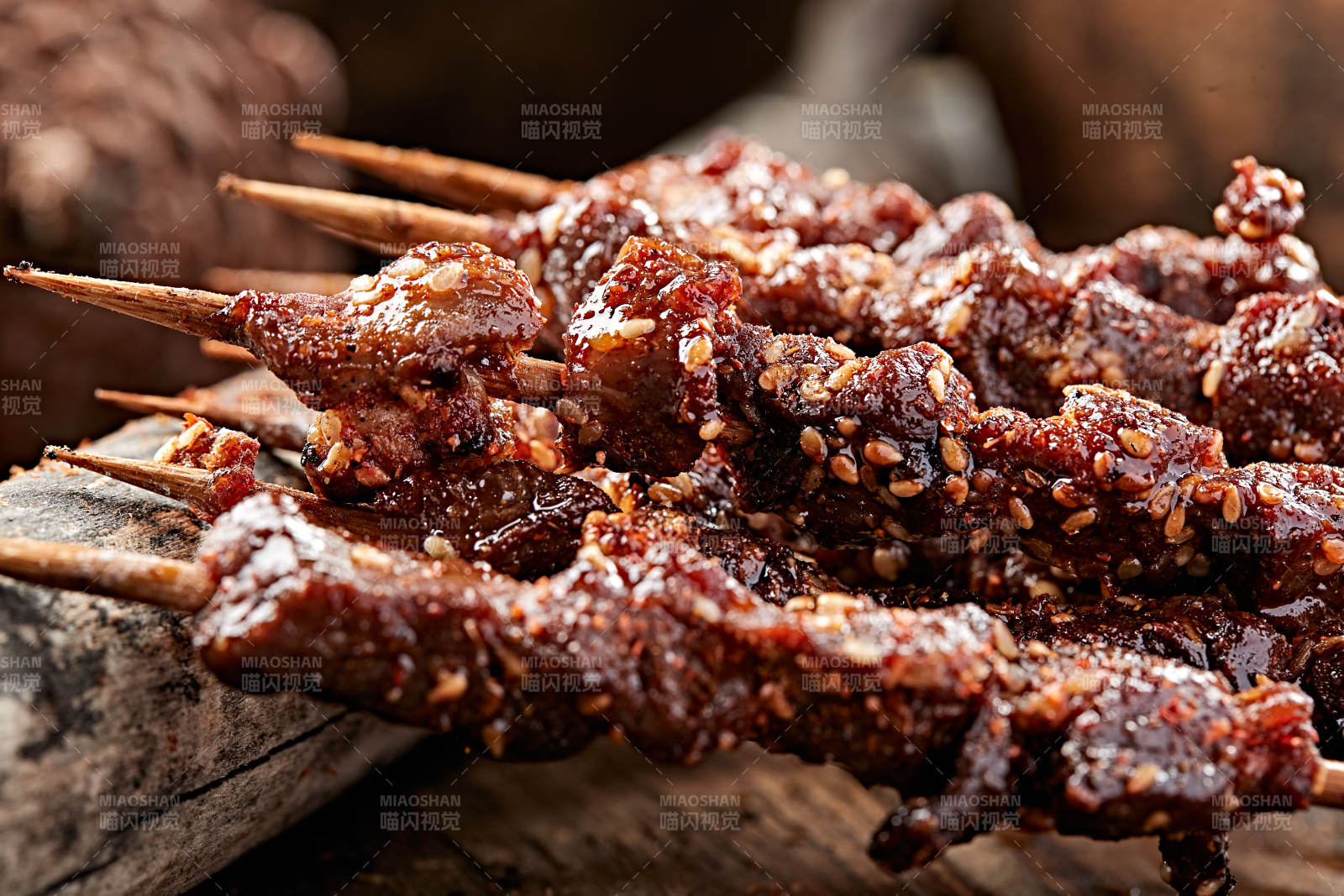炭烤麻辣牛肉串图片