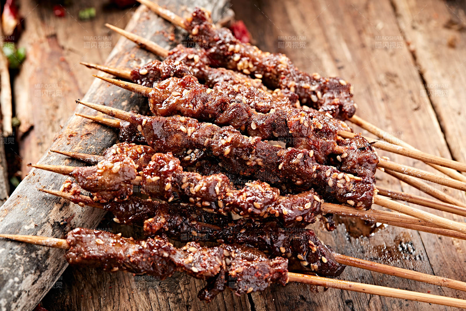 炭烤麻辣牛肉串图片