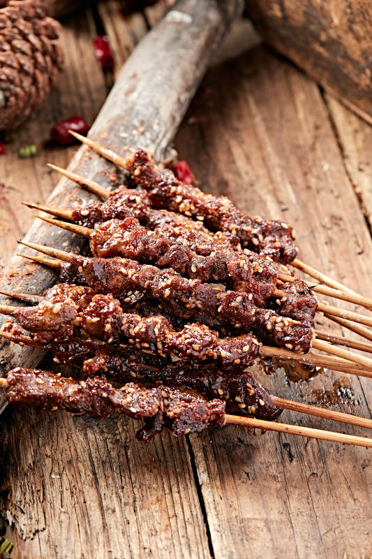 炭烤麻辣牛肉串图片