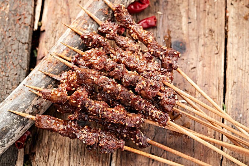炭烤麻辣牛肉串图片
