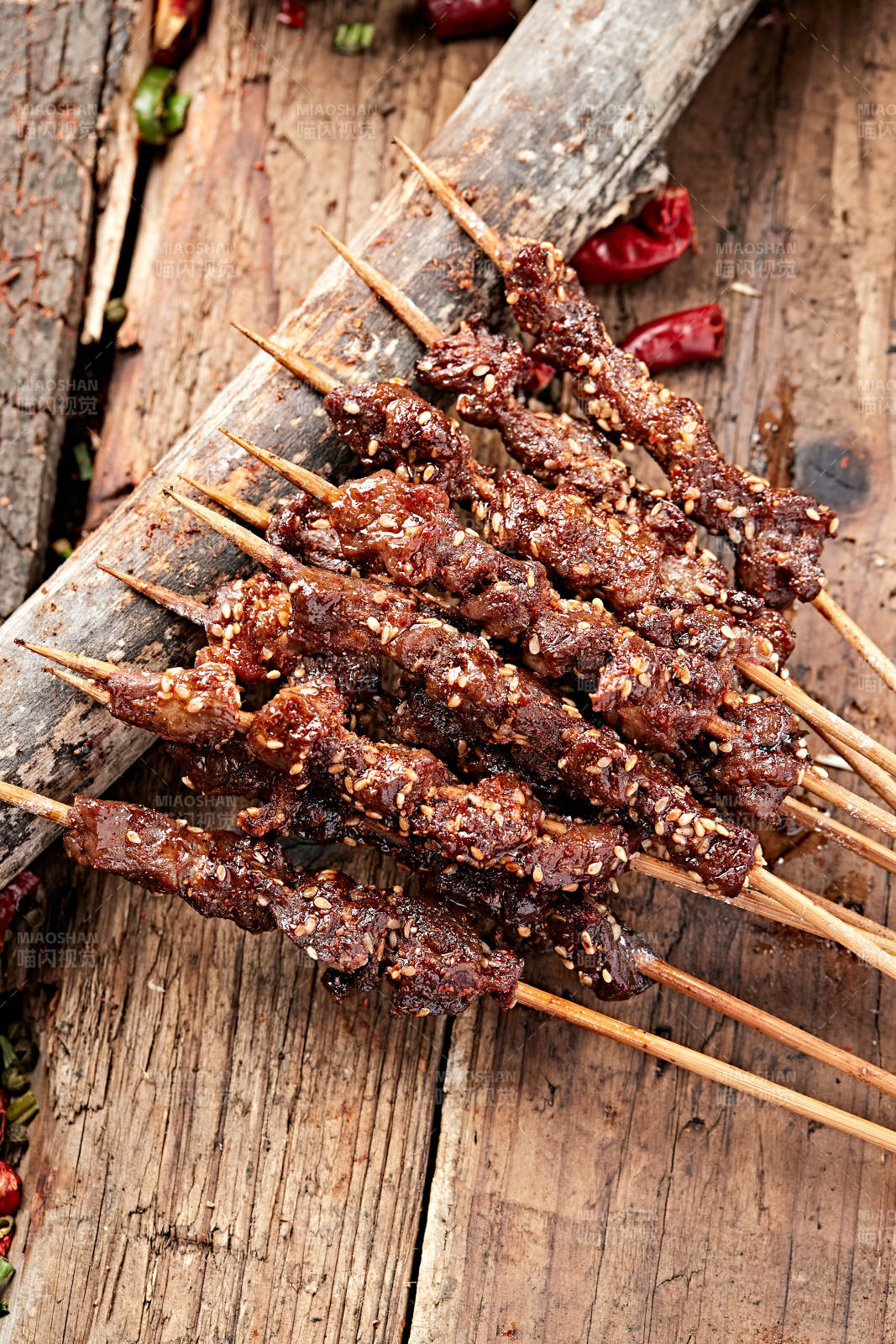 炭烤麻辣牛肉串图片