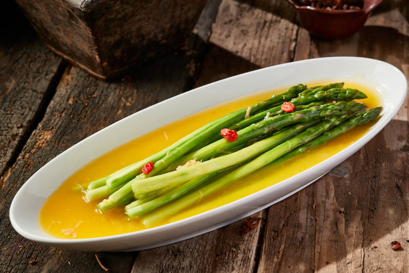 鲜鸡汤枸杞浇汁芦笋图片