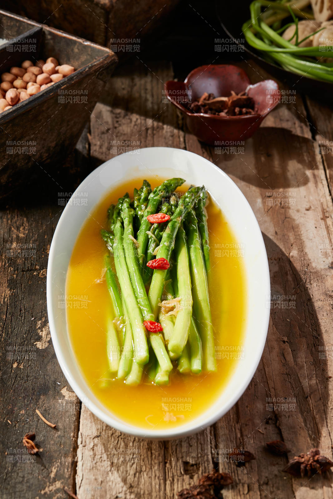 鲜鸡汤枸杞浇汁芦笋图片