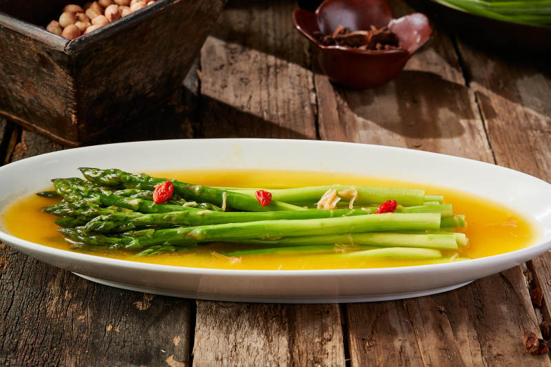 鲜鸡汤枸杞浇汁芦笋图片