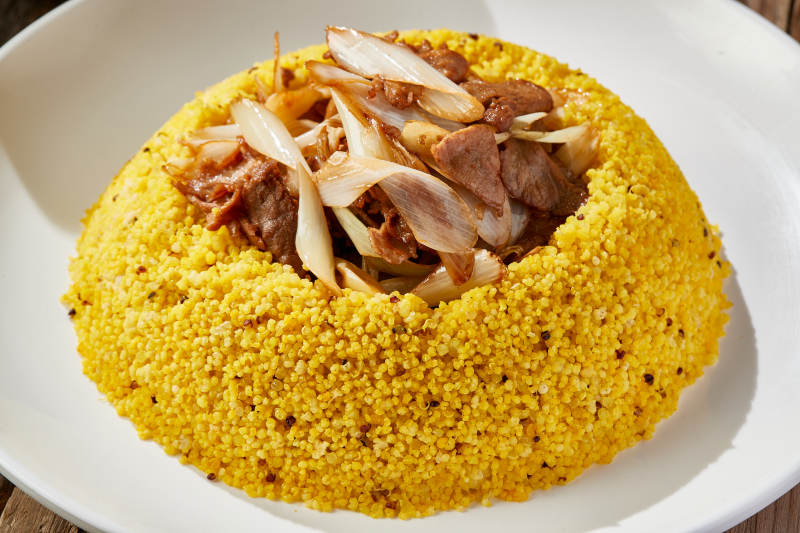 大葱爆羊肉配小米蒸饭图片