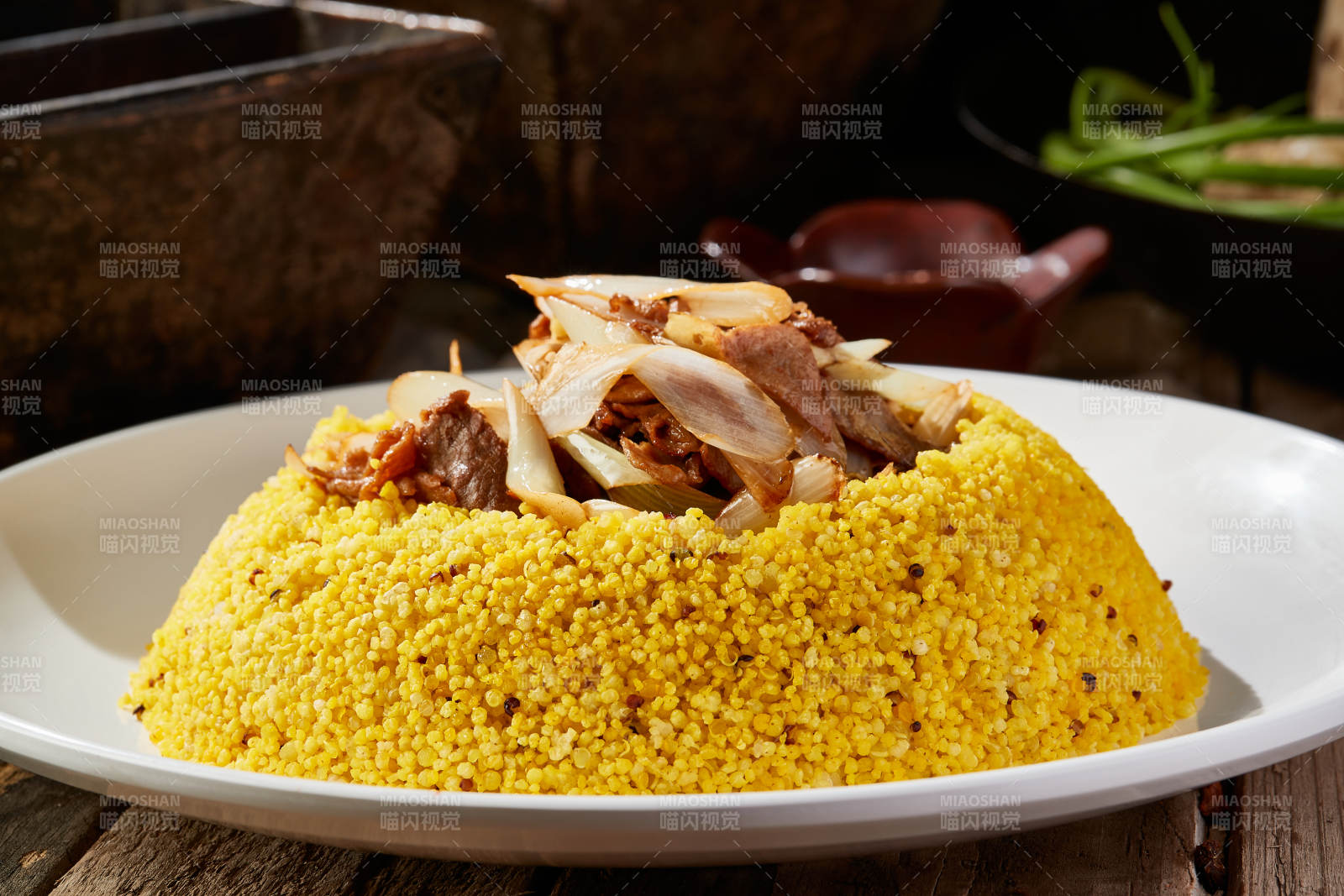 大葱爆羊肉配小米蒸饭图片