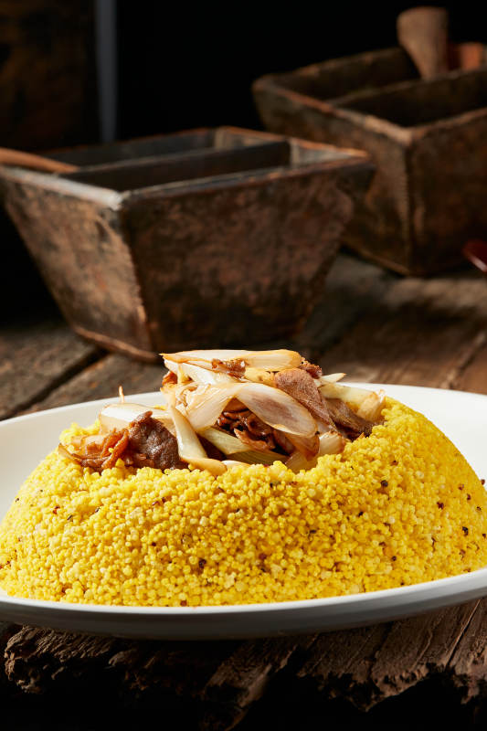 大葱爆羊肉配小米蒸饭图片