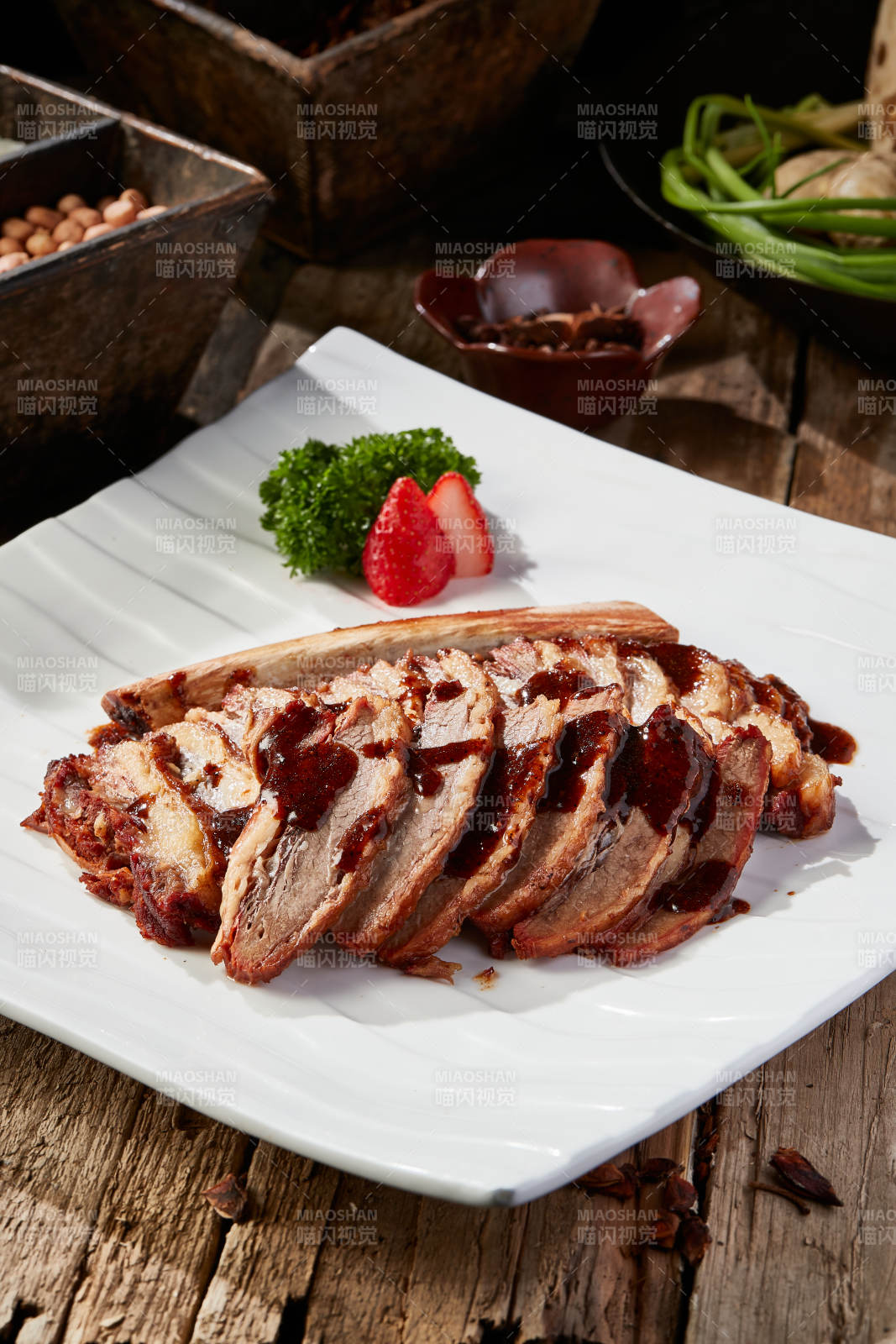 清炖浇汁牛肋条拆骨肉图片