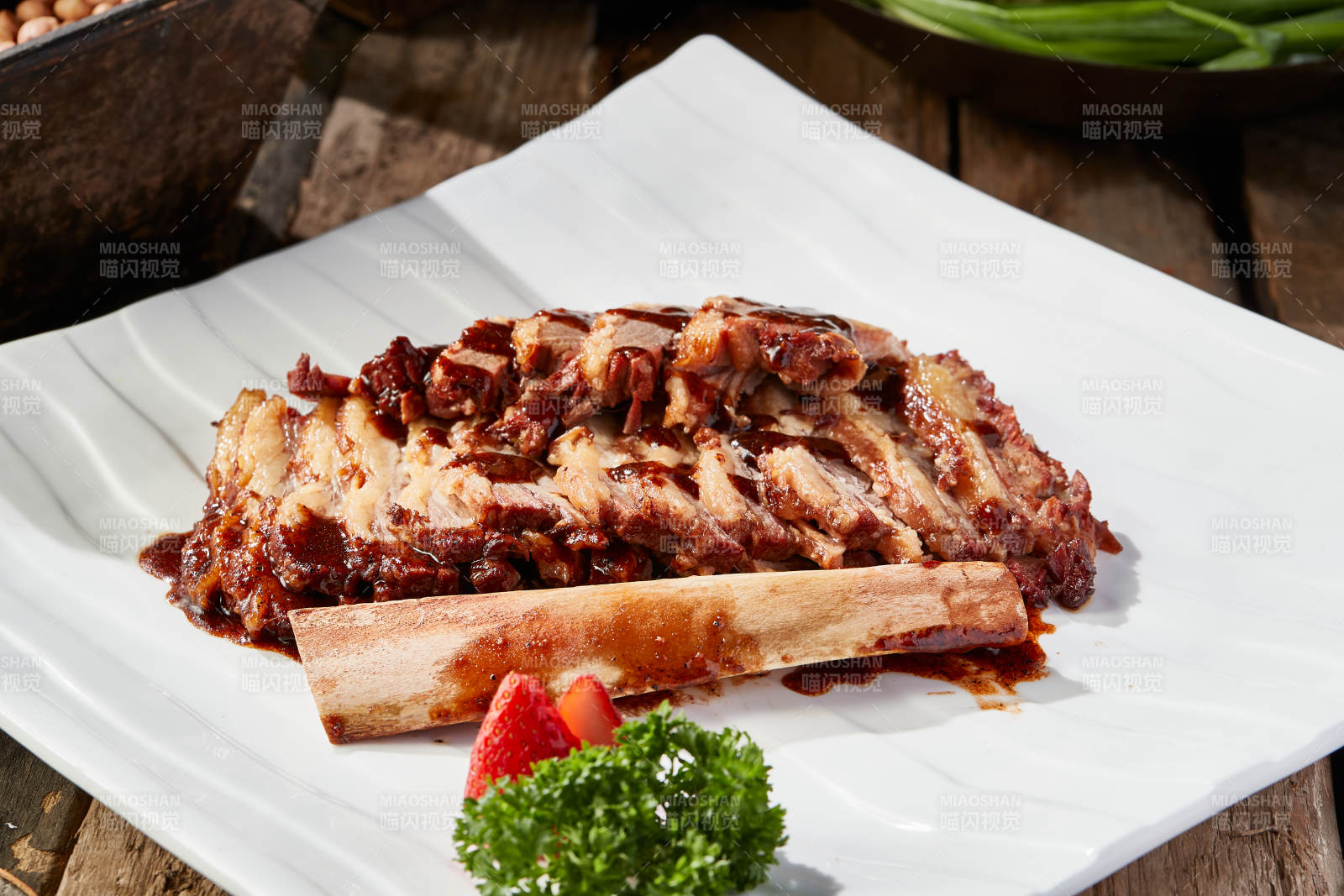 清炖浇汁牛肋条拆骨肉图片