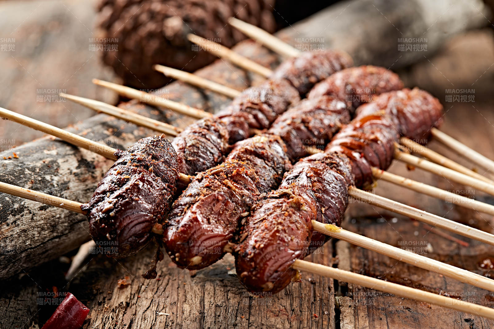 风味炭烤蚕蛹图片