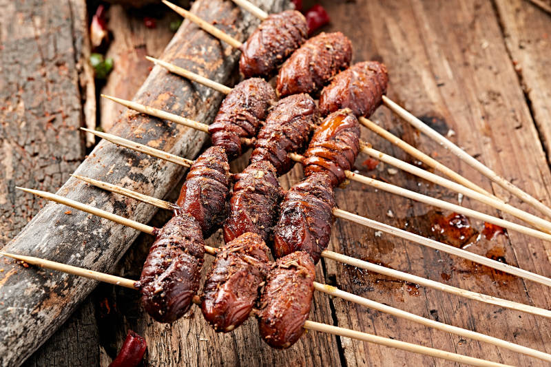 风味炭烤蚕蛹图片