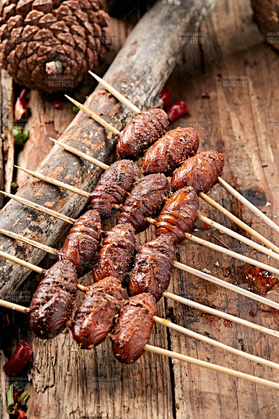 风味炭烤蚕蛹图片