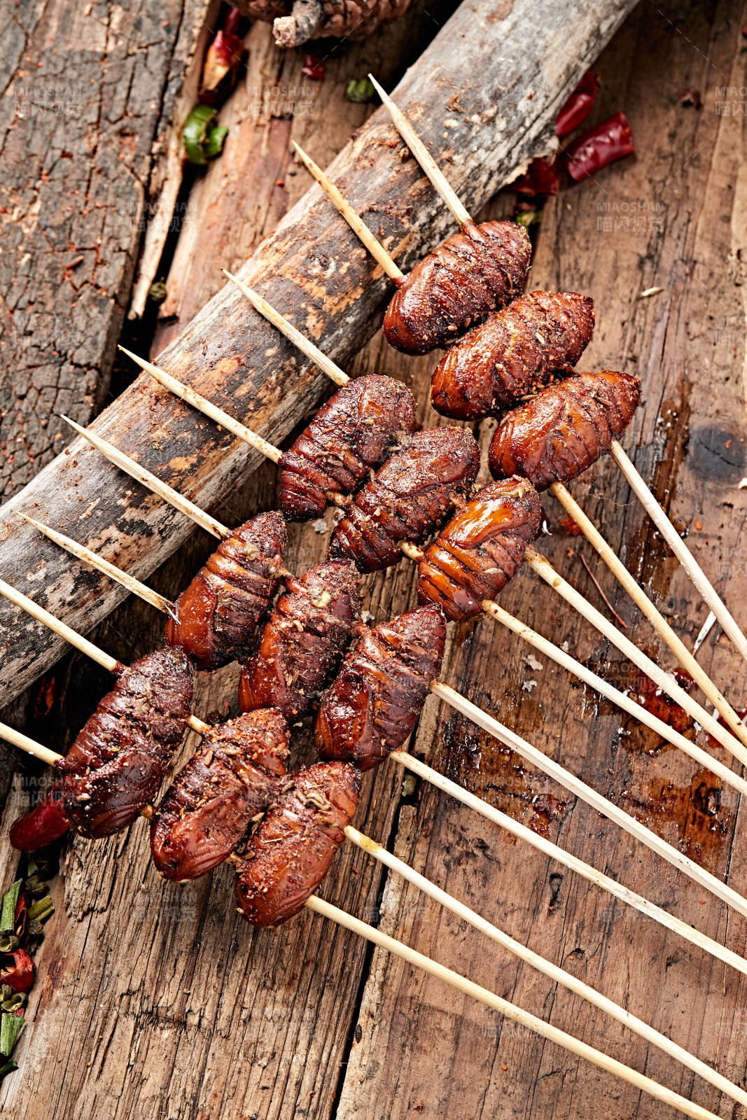 风味炭烤蚕蛹图片