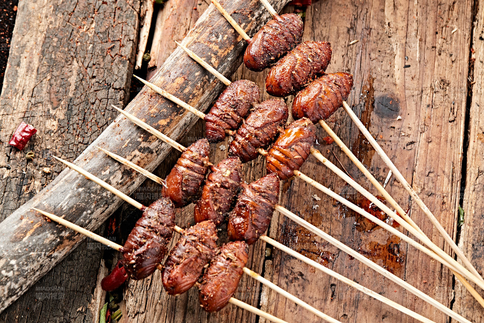 风味炭烤蚕蛹图片