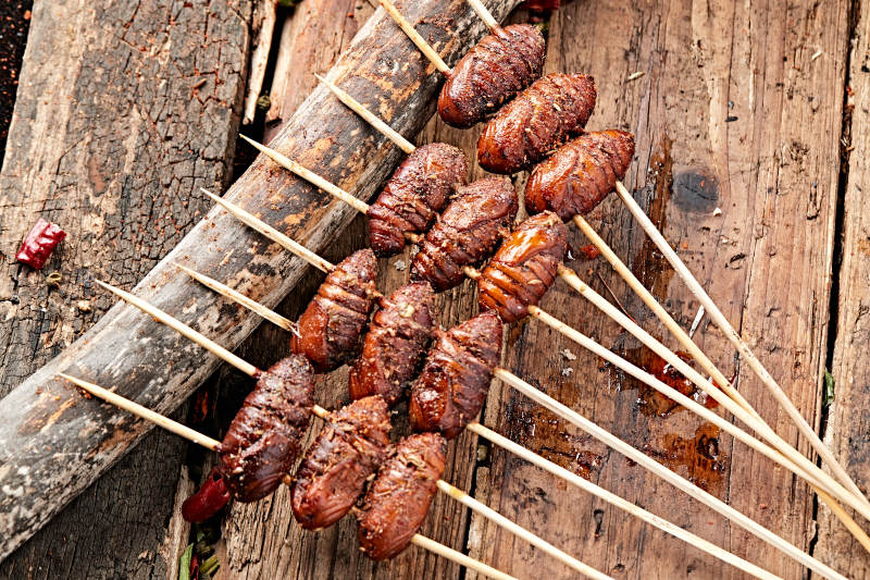 风味炭烤蚕蛹图片