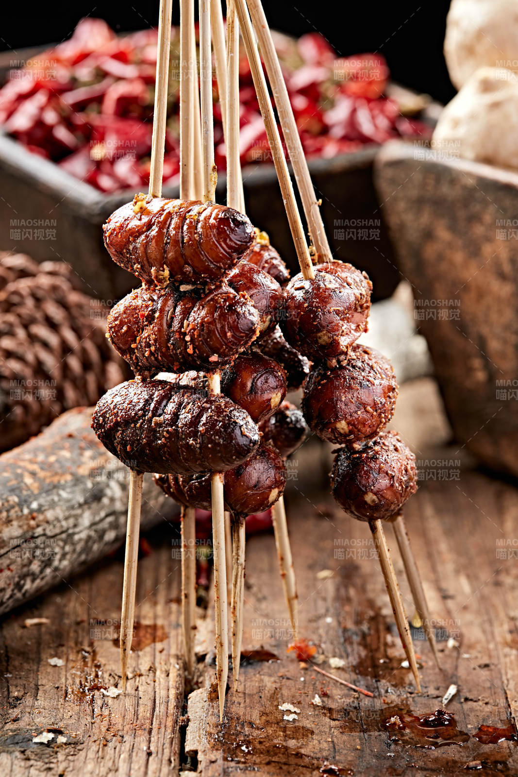 风味炭烤蚕蛹图片