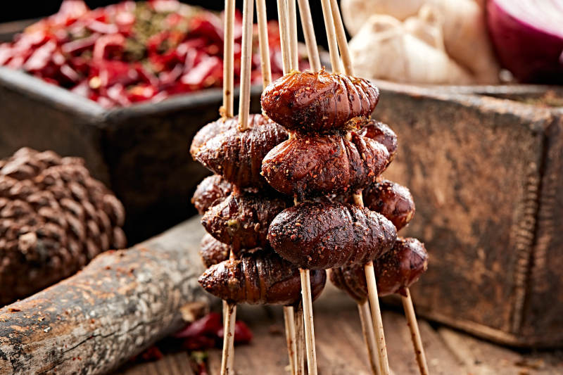 风味炭烤蚕蛹图片