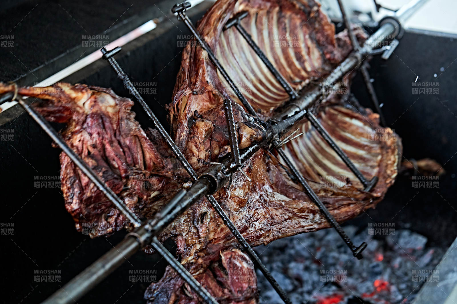 传统蒙餐烤全羊图片