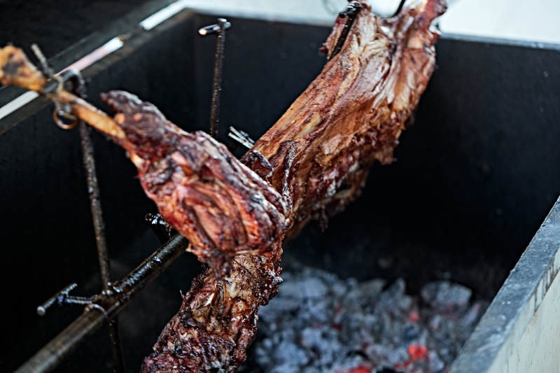 传统蒙餐烤全羊图片