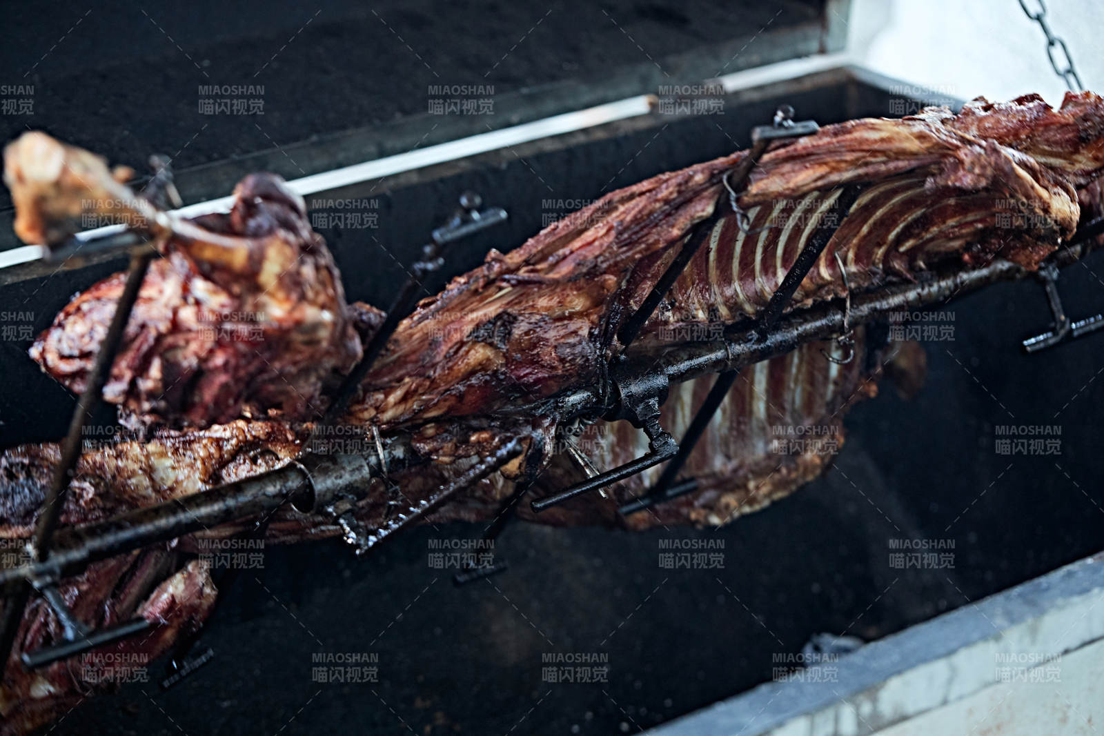 传统蒙餐烤全羊图片