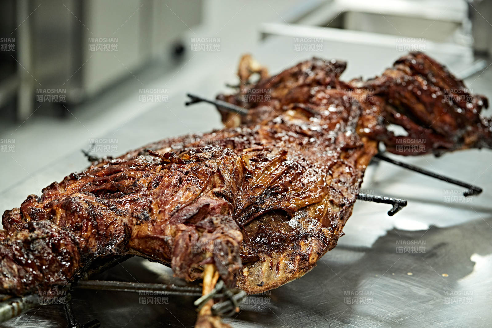 传统蒙餐烤全羊图片