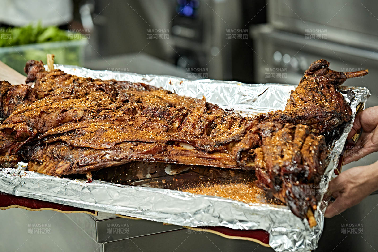 传统蒙餐烤全羊图片