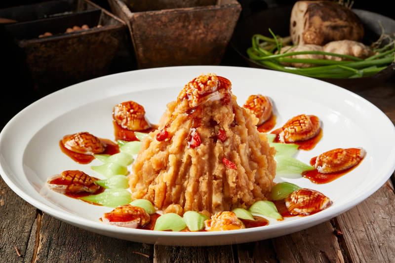 白色圆盘装的土豆焖鲍鱼图片