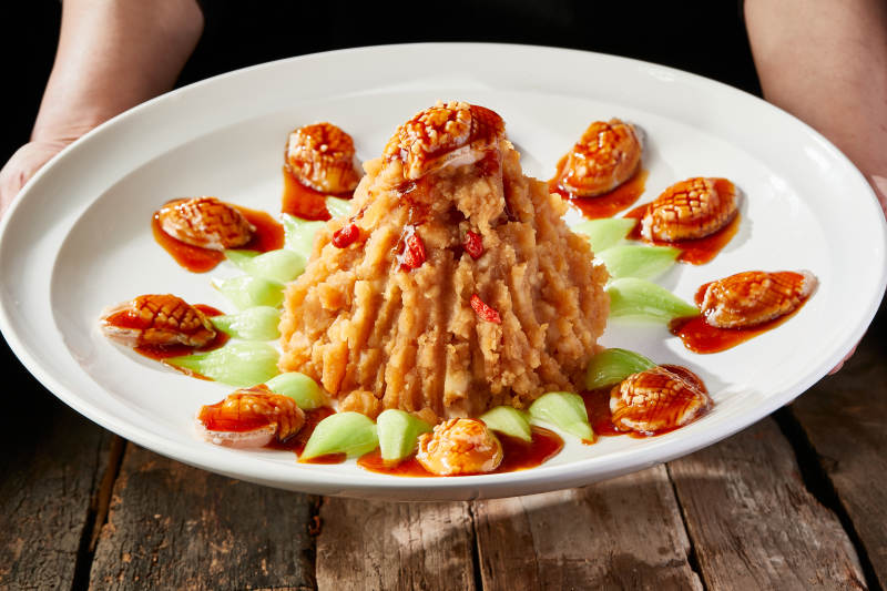 白色圆盘装的土豆焖鲍鱼图片