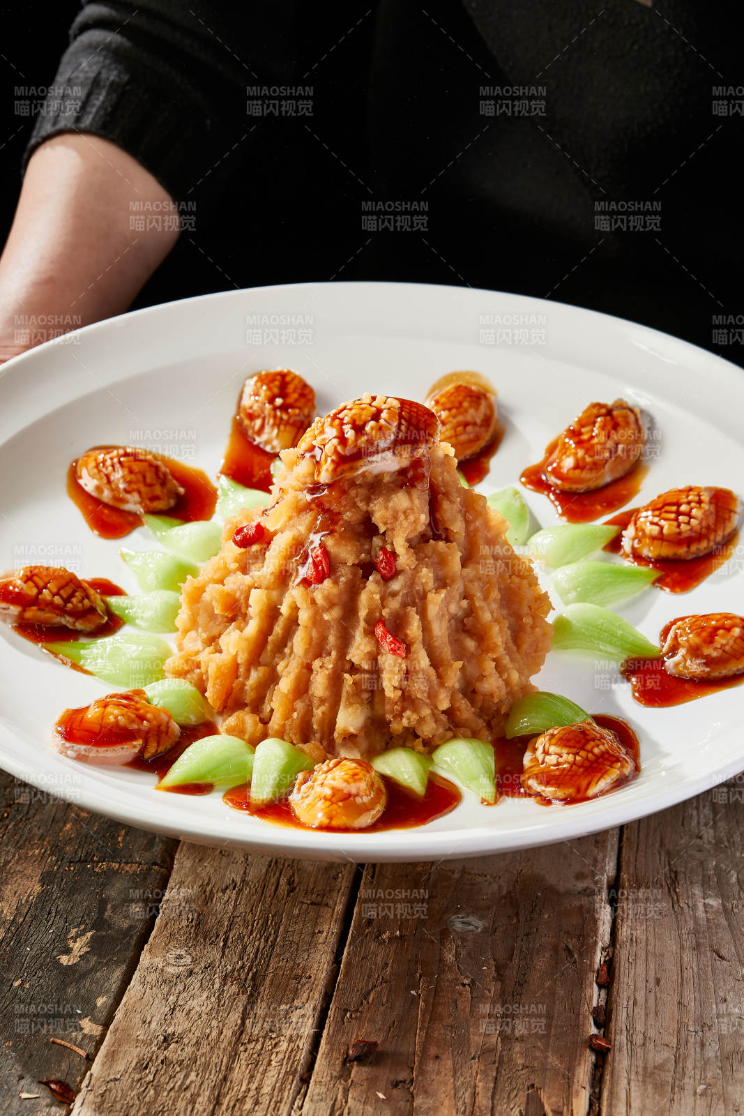 白色圆盘装的土豆焖鲍鱼图片