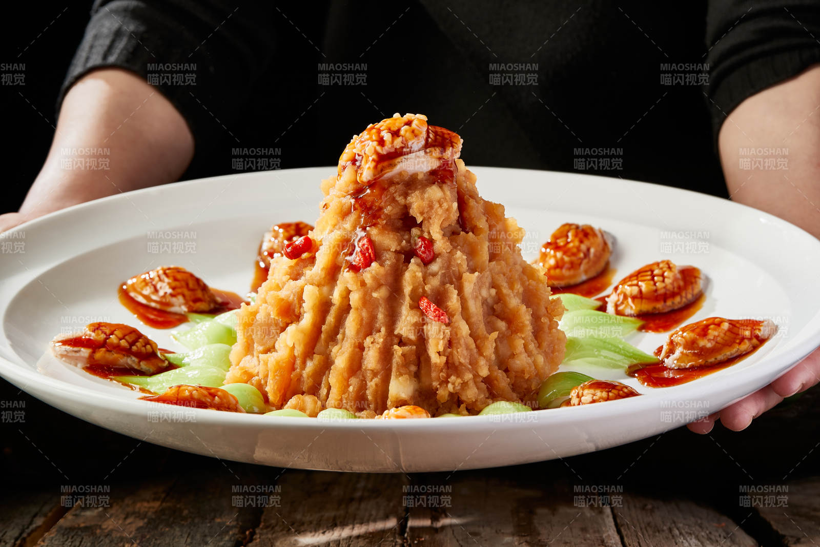 白色圆盘装的土豆焖鲍鱼图片