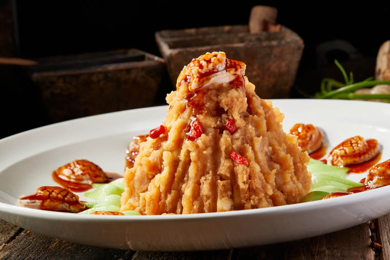 白色圆盘装的土豆焖鲍鱼图片