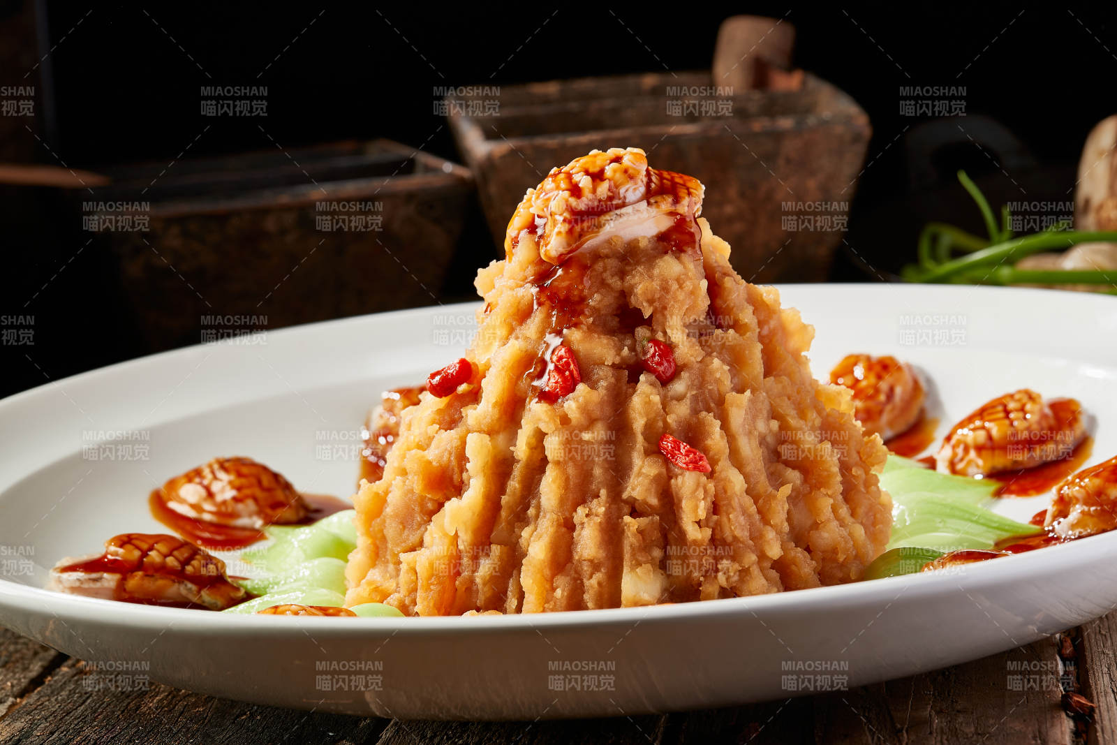 白色圆盘装的土豆焖鲍鱼图片