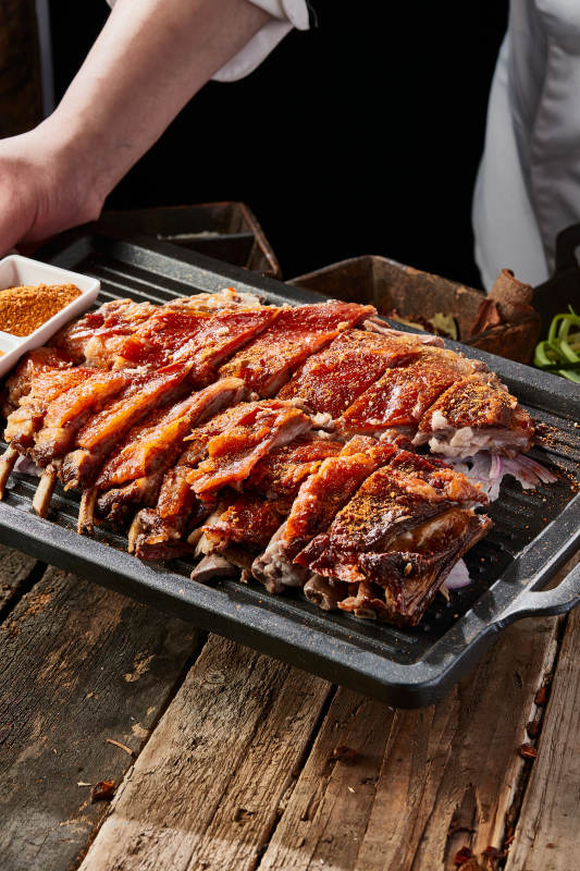 蒙餐炭火烤羊排图片