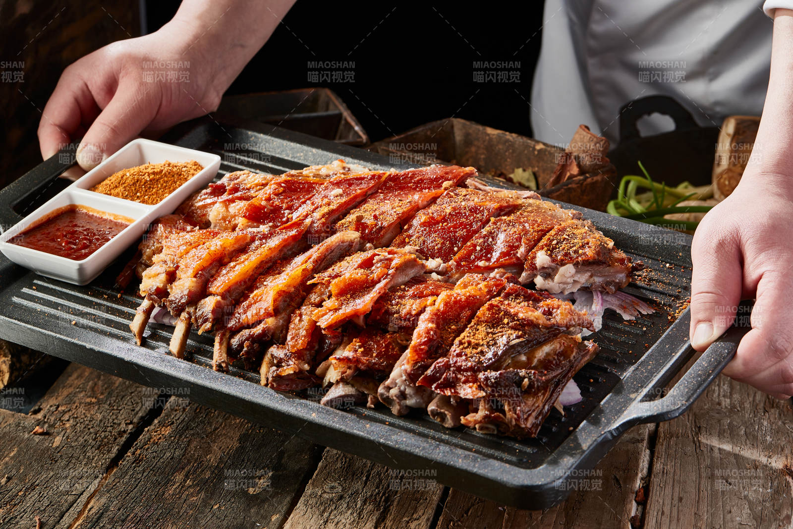 蒙餐炭火烤羊排图片