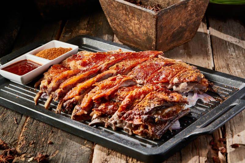 蒙餐炭火烤羊排图片